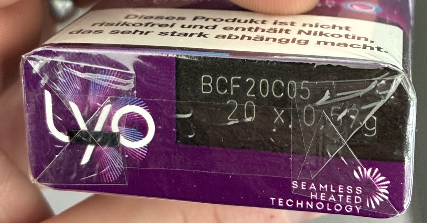Echte LYO-Packung: Produktionscode unter glänzender Folie